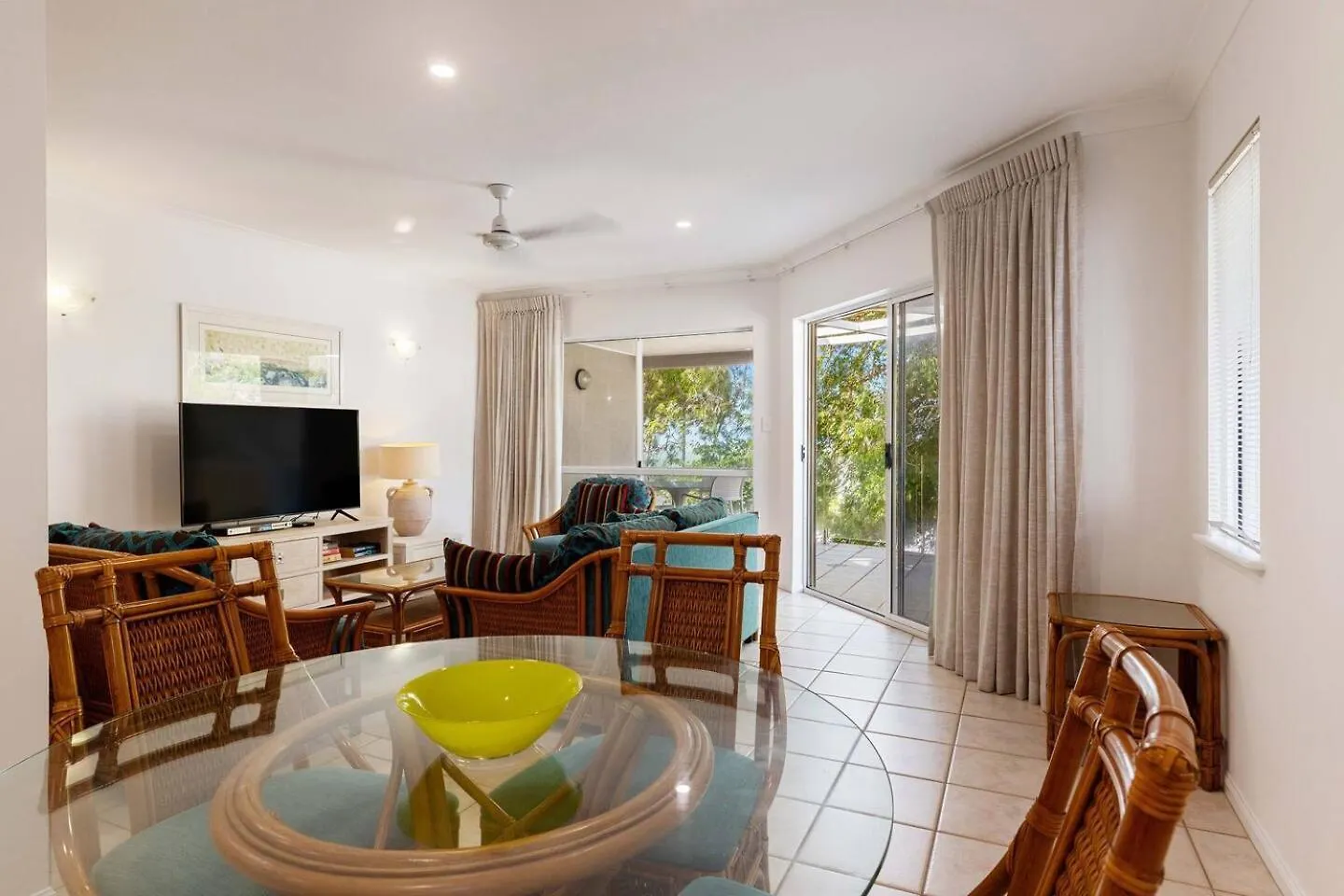 Daire Ivy At Coral Horizons: A Retro Beachfront Locale Palm Cove
