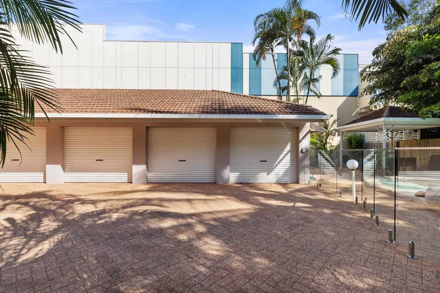 Ivy At Coral Horizons: A Retro Beachfront Locale Palm Cove