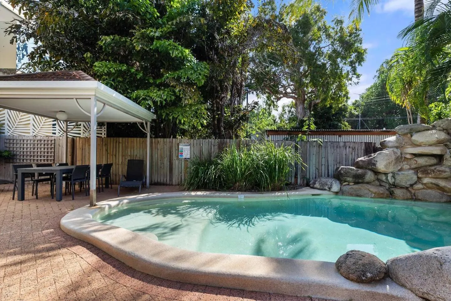 Ivy At Coral Horizons: A Retro Beachfront Locale Palm Cove