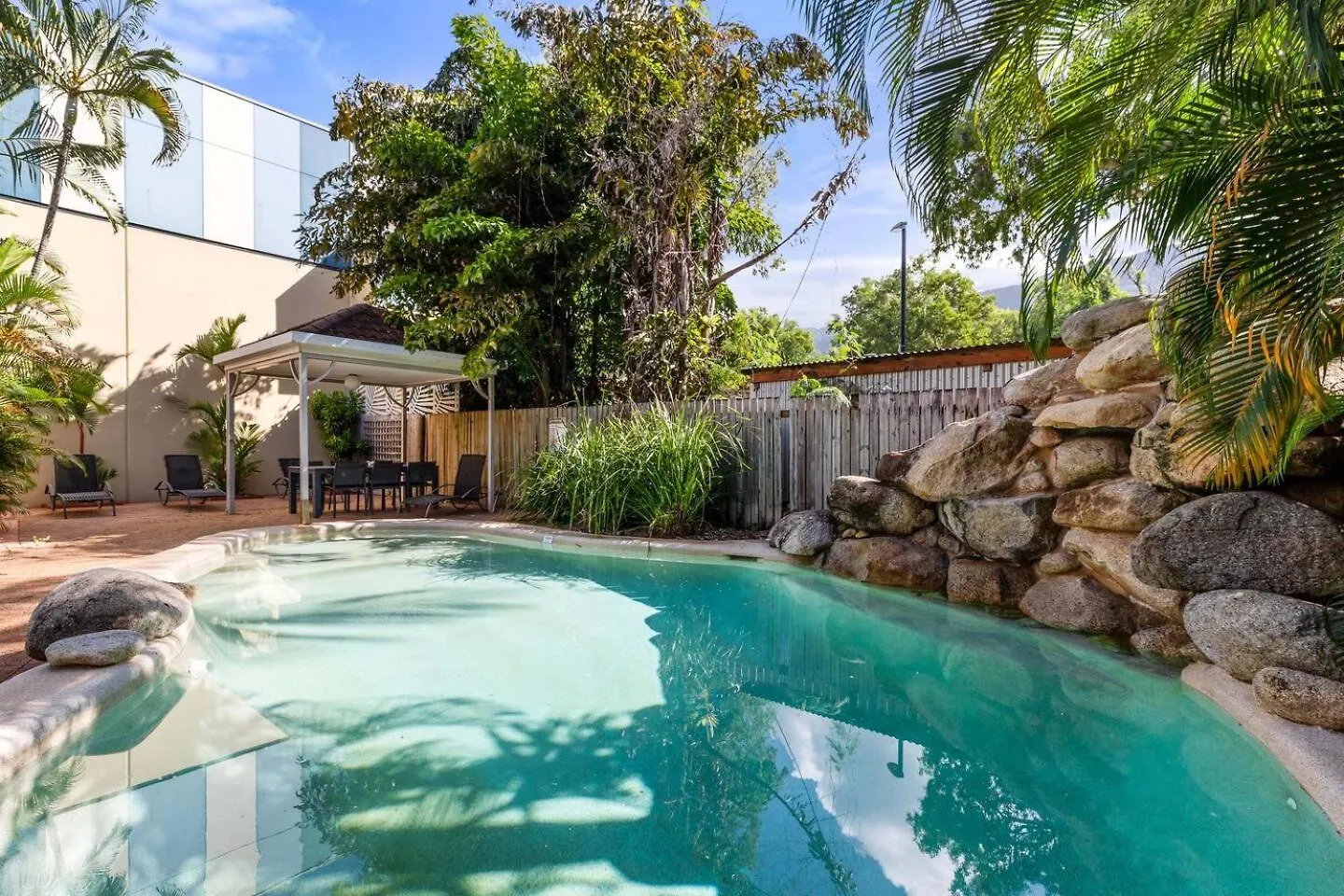 Daire Ivy At Coral Horizons: A Retro Beachfront Locale Palm Cove
