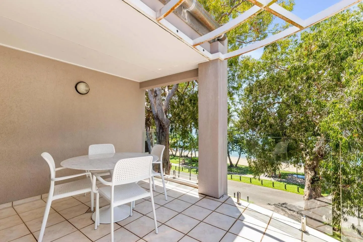 Ivy At Coral Horizons: A Retro Beachfront Locale Palm Cove Lejlighed
